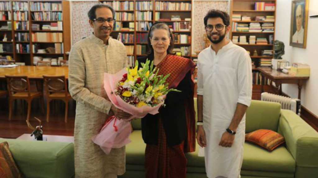 काँग्रेसच्या धाकाने मुख्यमंत्र्याना पडला सावरकरांचा विसर!