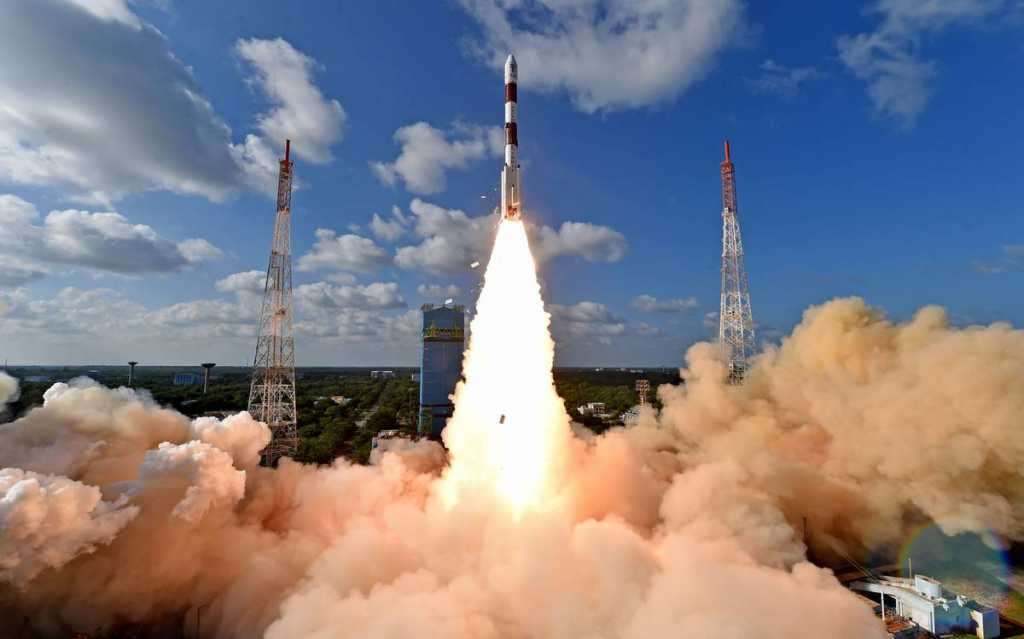 अवकाशात प्रस्थापित होणार पंतप्रधान नरेंद्र मोदी यांचे नाव आणि भगवद्गीता असलेला उपग्रह
