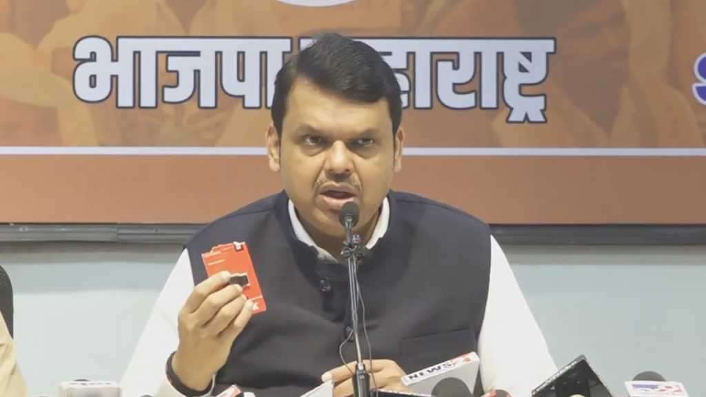 ‘पेन ड्राईव्ह’ घेऊन फडणवीस दिल्लीत