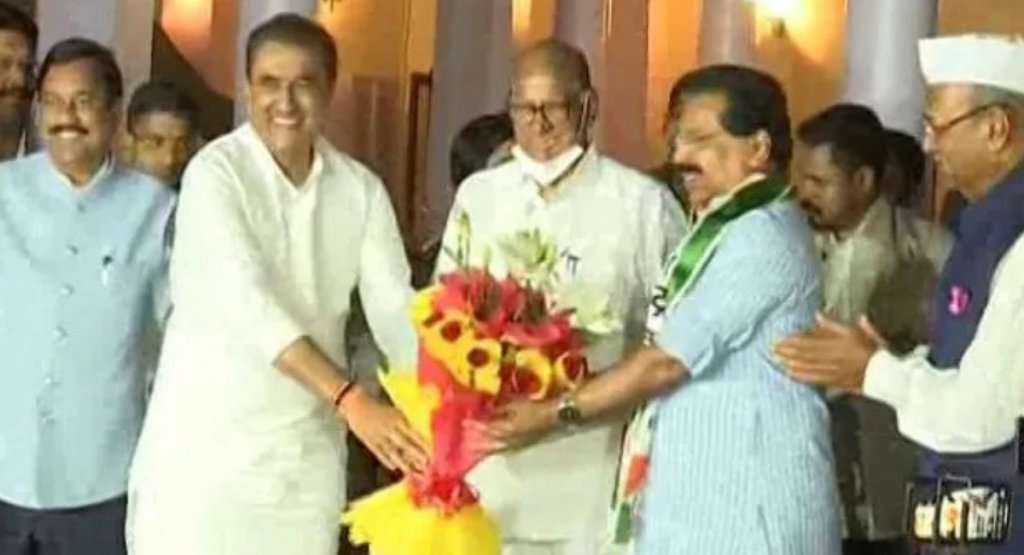 पवारांच्या पत्रकार परिषदेत नव्हता जोर, ओरडले फक्त मोर