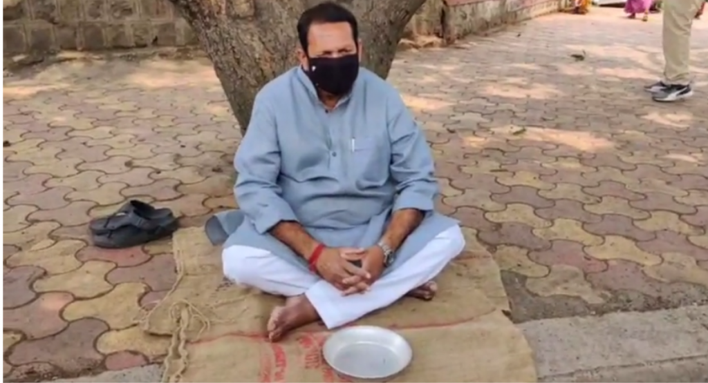 जेव्हा उदयनराजे भिक मागायला बसतात