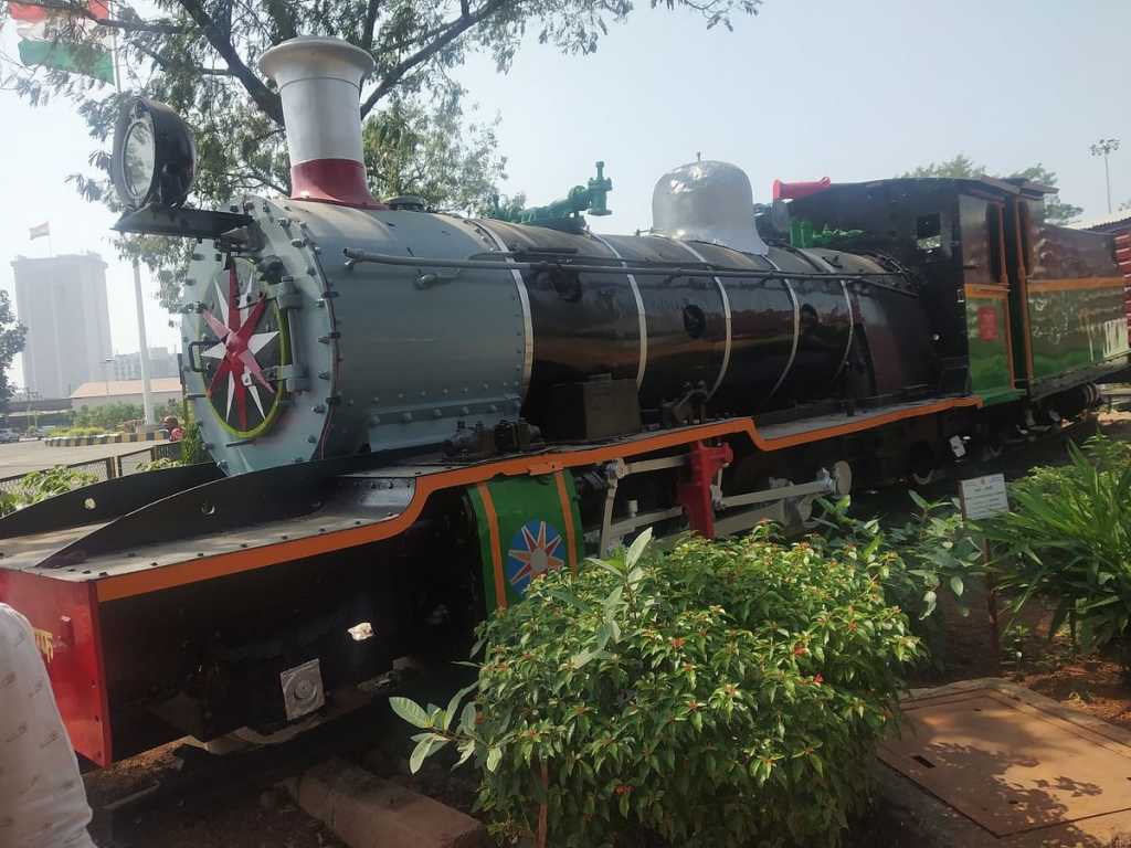 चोरट्यांनी चक्क ट्रेनचे इंजिनचं पळवले, तिघांना अटक