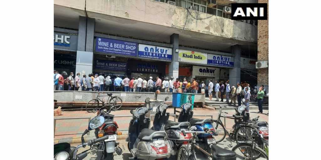 दिल्लीत लॉकडाउनआधी तळीरामांची गर्दी