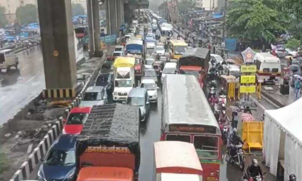 खड्डे, खोदकाम, वाहतूक कोंडीने वैतागले लोक