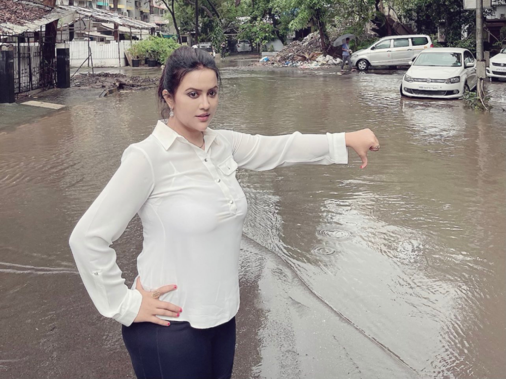 “मिल जाएँगे हर मोड़ पर गड्ढे-तालाब”