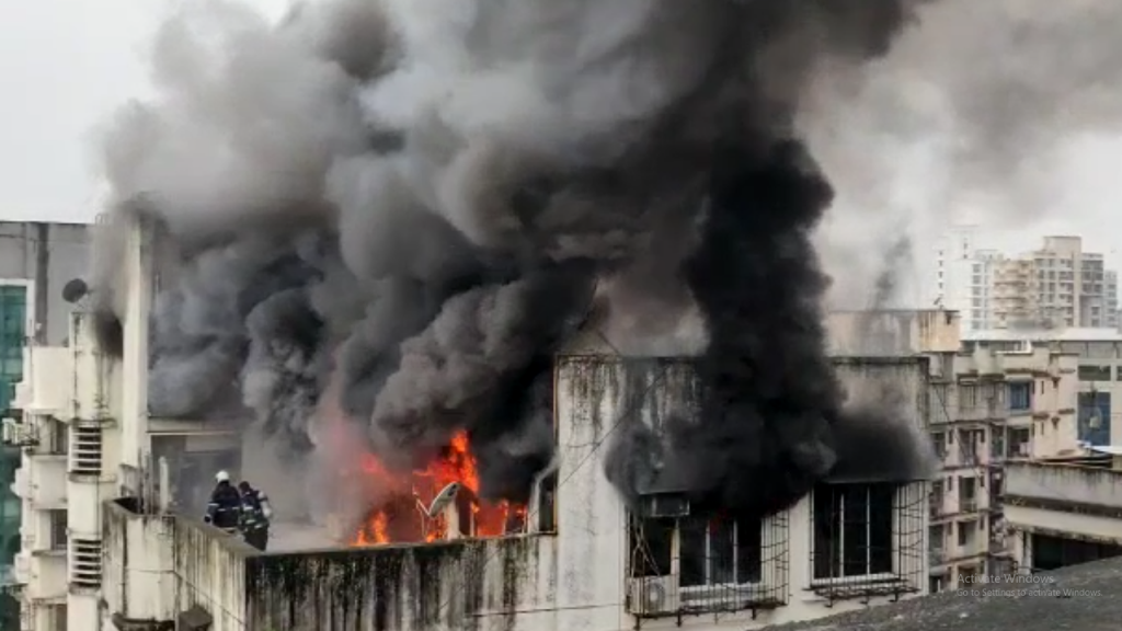 बोरिवलीत इमारतीच्या सातव्या मजल्यावर आग, जीवितहानी टळली