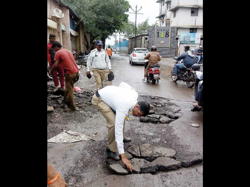 …आता वाहतूक पोलिसच बुजवत आहेत खड्डे!