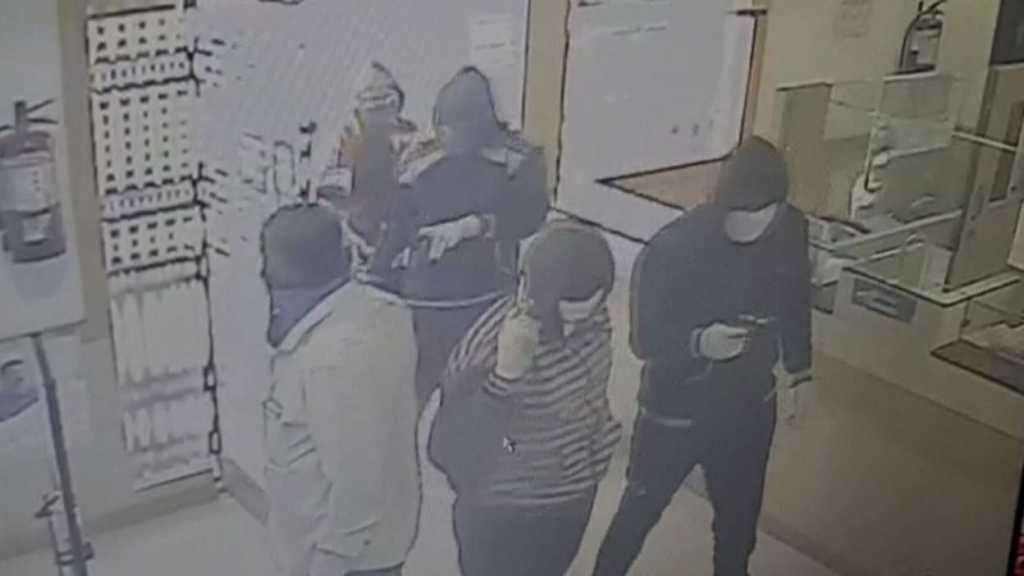 धक्कादायक! पुण्यात भरदिवसा दरोडेखोरांनी लुटली बँक!