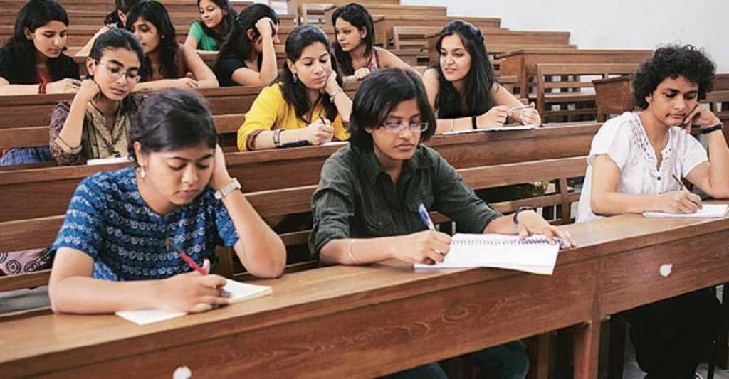 ‘कॉलेज सुरू झाले, पण मुले हवेतून जाणार की मंत्र्यांच्या गाडीतून?’