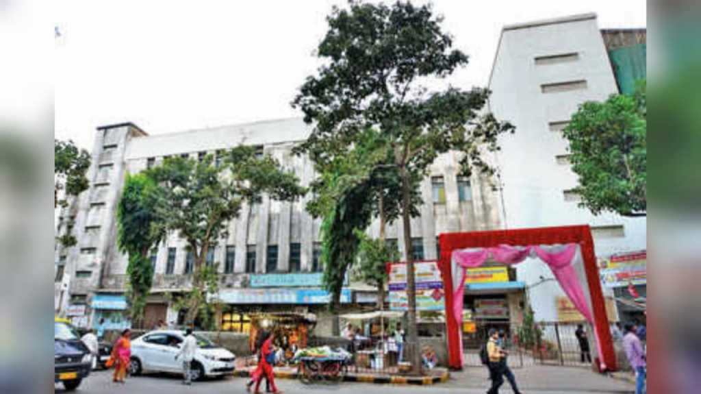 ‘मुंबई मराठी ग्रंथसंग्रहालय कार्यकारिणीचा कार्यकाळ ३ ऐवजी ५ वर्षे कसा काय झाला?