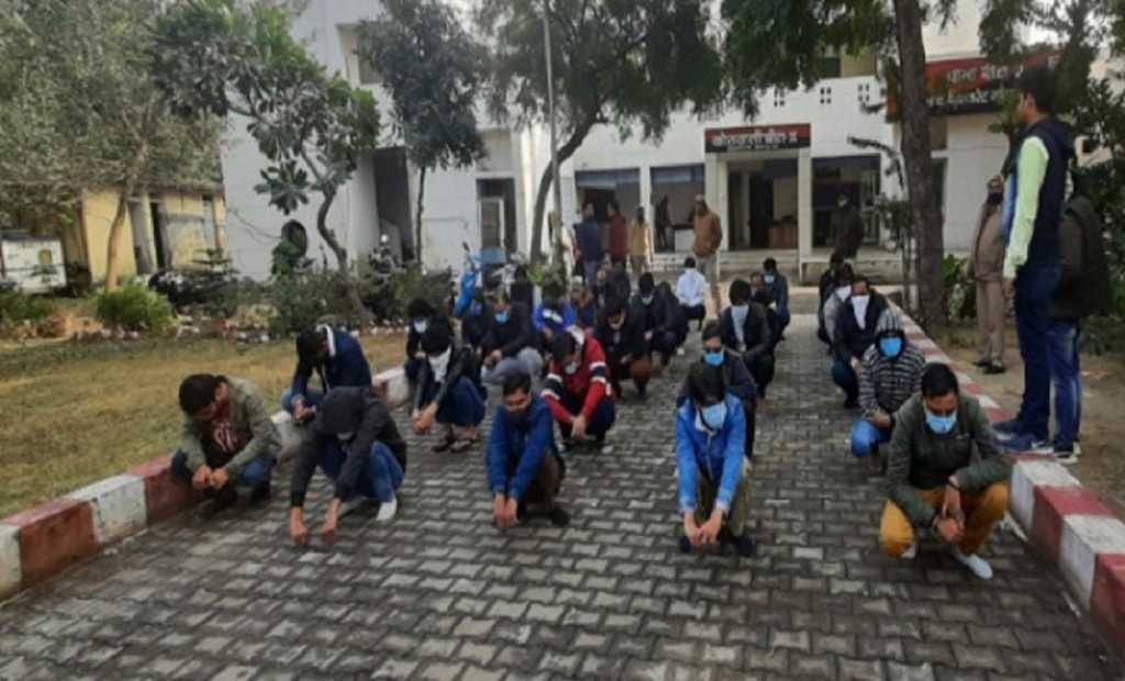 कर्फ्यूदरम्यान ‘मुजरा’ करणाऱ्यांना पोलिसांनी नाचवले