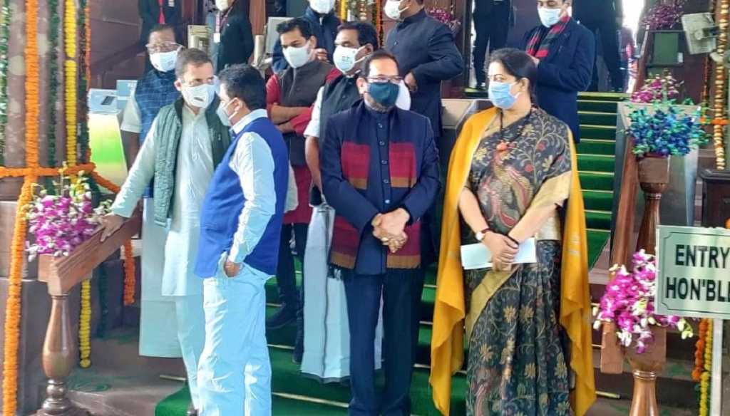 केंद्रीय मंत्री स्मृती इराणी आणि राहुल गांधी आले आमनेसामने आणि…