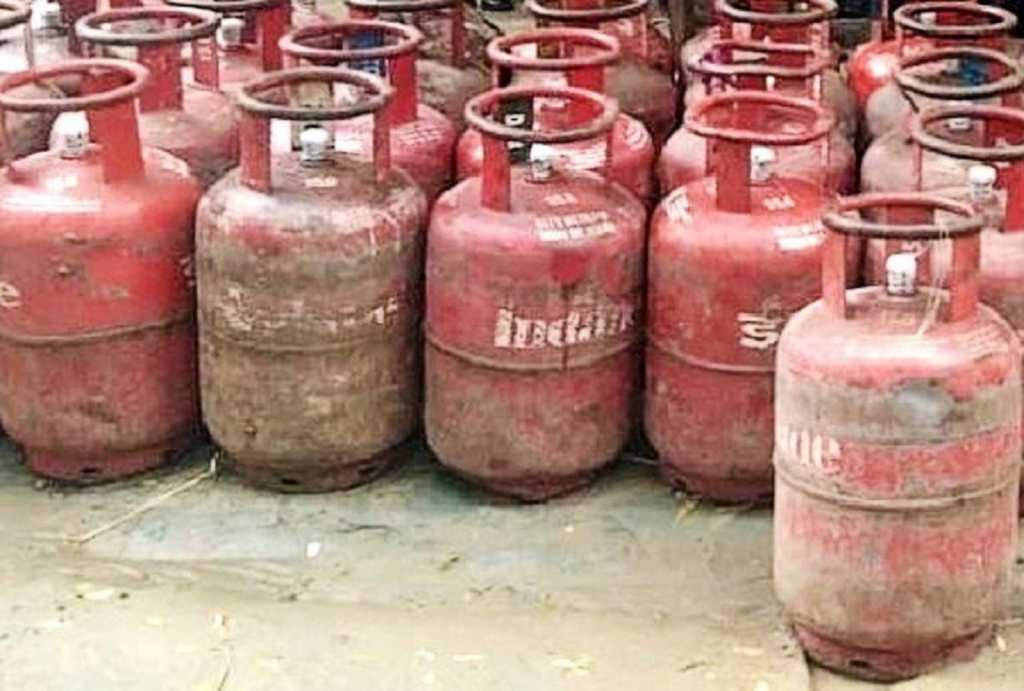 हॉटेल व्यावसायिकांना दिलासा; सिलिंडरच्या दरात ९१ रुपयांची कपात