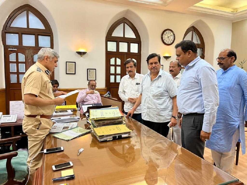 लाऊड स्पीकरवरून अजानला बंदी आणा!