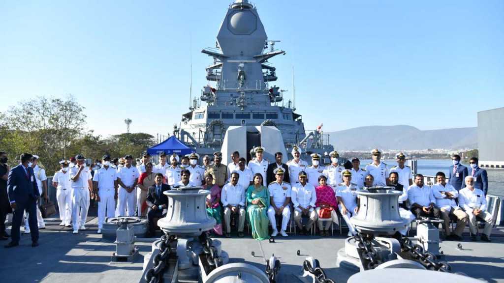 आयएनएस विशाखापट्टणम पीएफआरमध्ये प्रथमच सहभागी