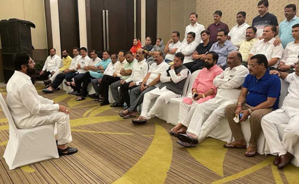 बंडखोर ३८ आमदारांनी ठाकरे सरकारचा पाठिंबा काढल्याचा याचिकेत दावा