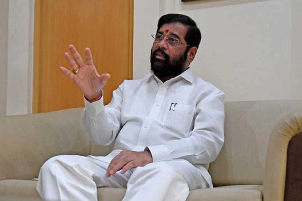 एकनाथ शिंदेंसह शिवसेनेचे २८ आमदार फुटले