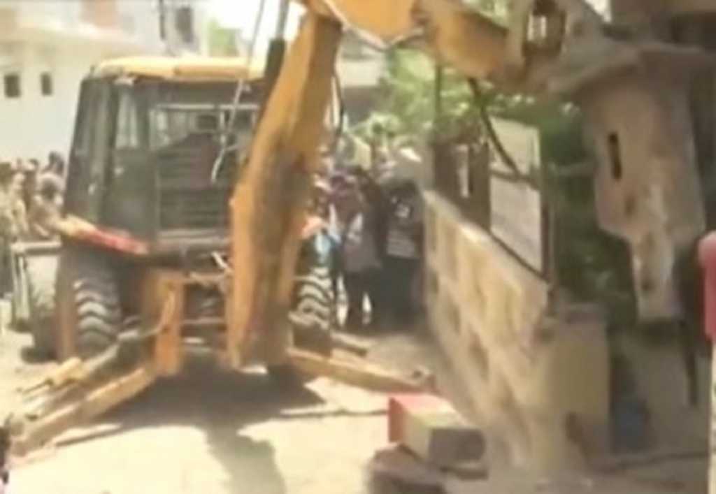 प्रयागराज हिंसाचाराचा सूत्रधार जावेदच्या घरावर बुलडोझर