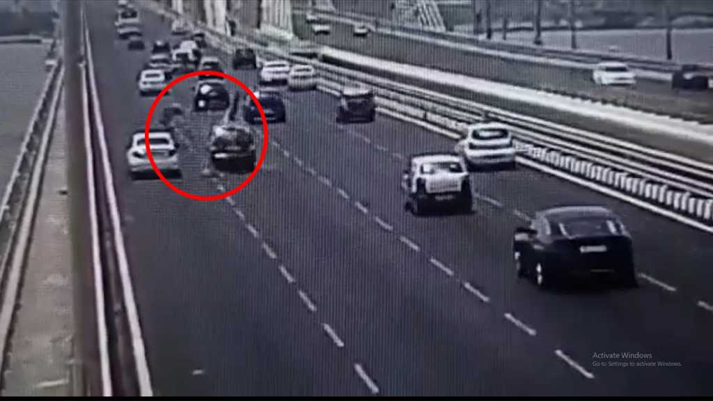 वरळी सी लिंकवर वाहन उभे केल्यामुळे दोन जणांच्या जीवावर बेतले!