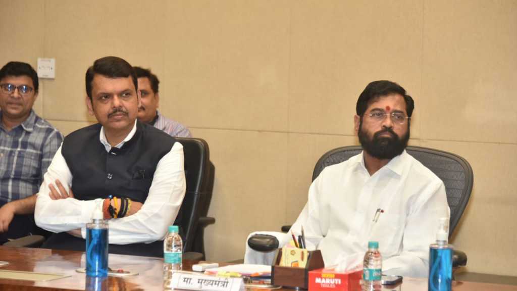 वेळकाढूपणा हवा म्हणून मोठ्या खंडपीठाची मागणी