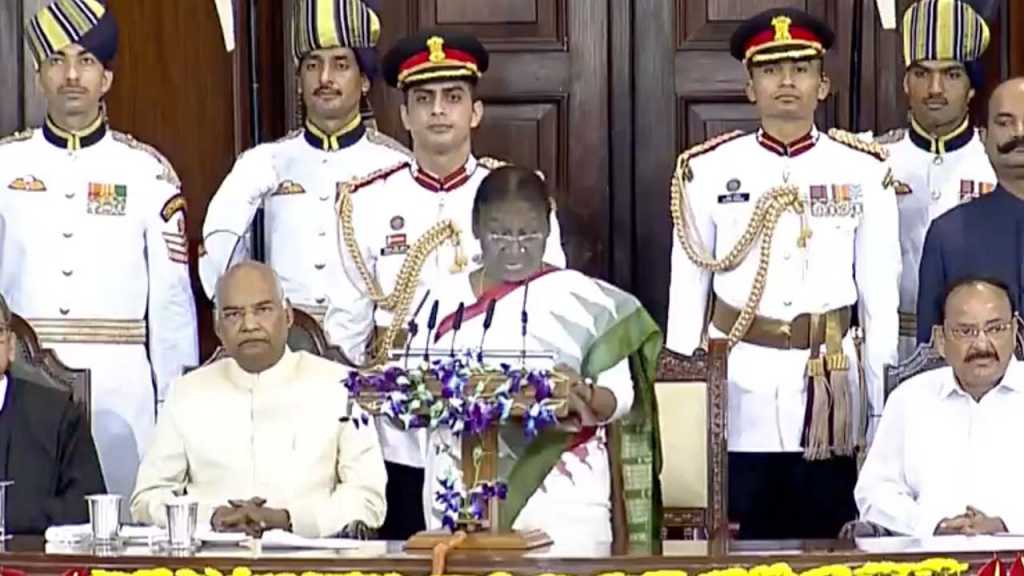 “आदिवासी मुलगी देशाच्या सर्वोच्च घटनात्मक पदापर्यंत पोहचते हे लोकशाहीचे सामर्थ्य”