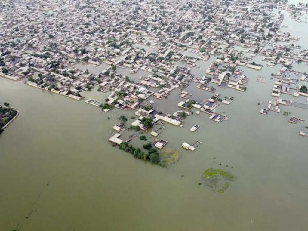 पुरामुळे पाकिस्तान उद्ध्वस्त, २० अब्ज डॉलरचा फटका