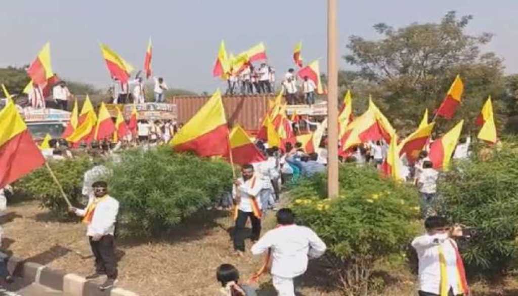 बेळगावमध्ये कन्नड रक्षण वेदिका संघटनेने महाराष्ट्रातील गाड्यांवर केला हल्ला
