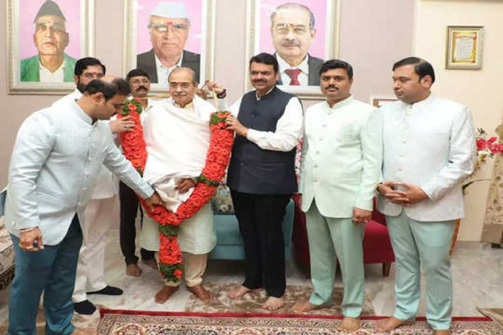 निरूपणकार आप्पासाहेब धर्माधिकारी महाराष्ट्र भूषण