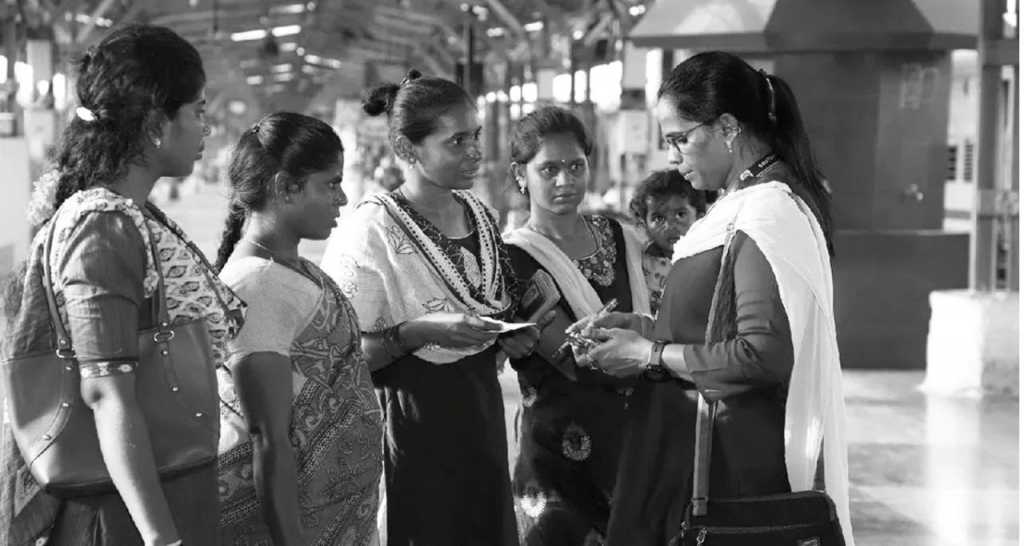 पहिल्या  महिला तिकीट तपासनीसचे  कौतुक