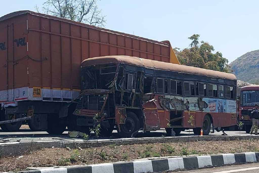 कोंडाईबारी घाटात धुळे-सुरत बस दोन ट्रकमध्ये घुसली, सात प्रवासी जखमी