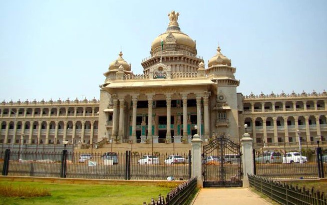 कर्नाटकमध्ये कोणाचा निकाल लागणार?