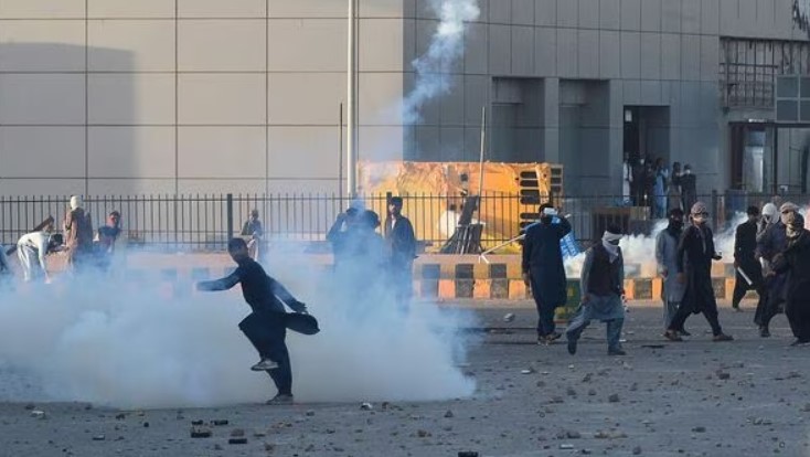 इम्रान खान यांच्या अटकेनंतर पाकिस्तान पेटला!