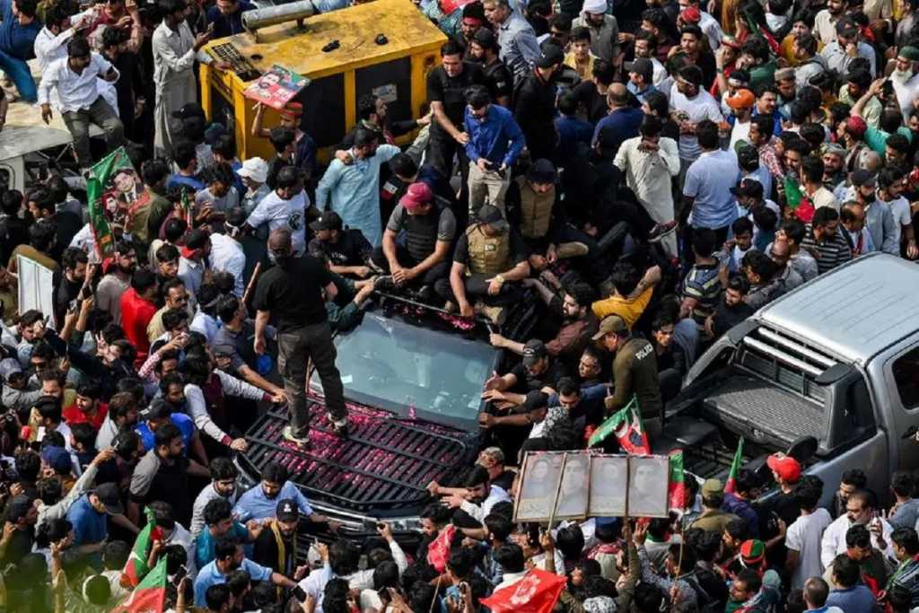 इम्रानच्या पक्षाच्या रॅलीत ईश्वरनिंदा करणाऱ्या मौलवीला केले ठार