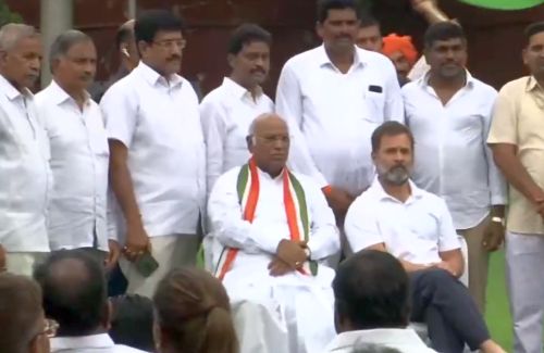 केसीआर पक्षातल्या ३५ जणांनी धरला काँग्रेसचा हात