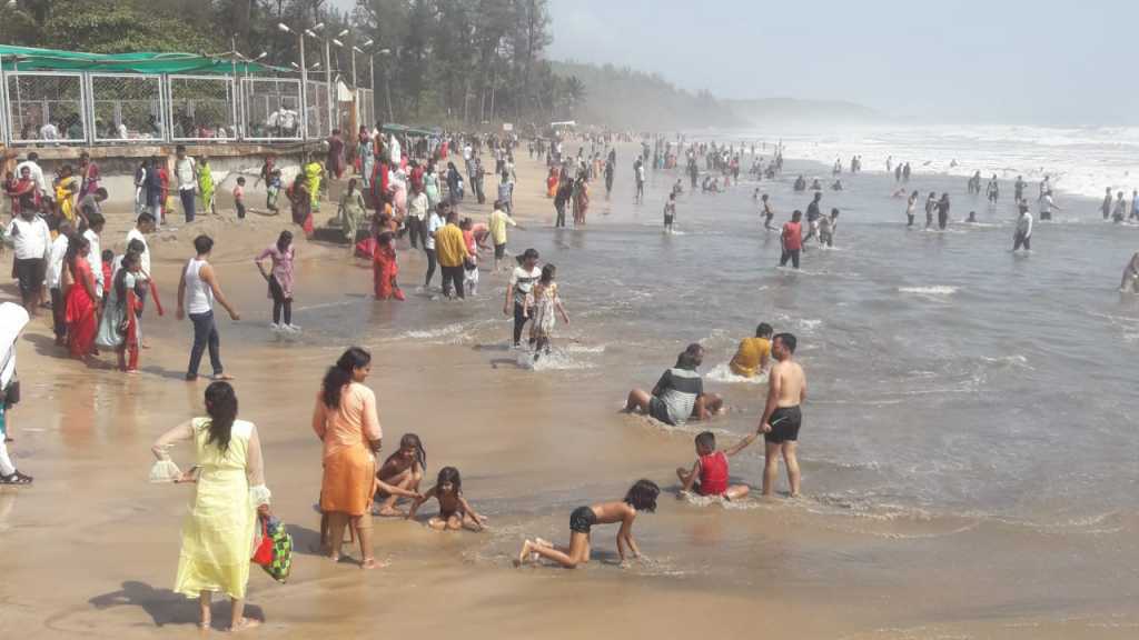 गणपतीपुळ्याच्या समुद्राने ओढून घेतले मोबाईल, पैसे… किनारा पर्यटकांसाठी बंद