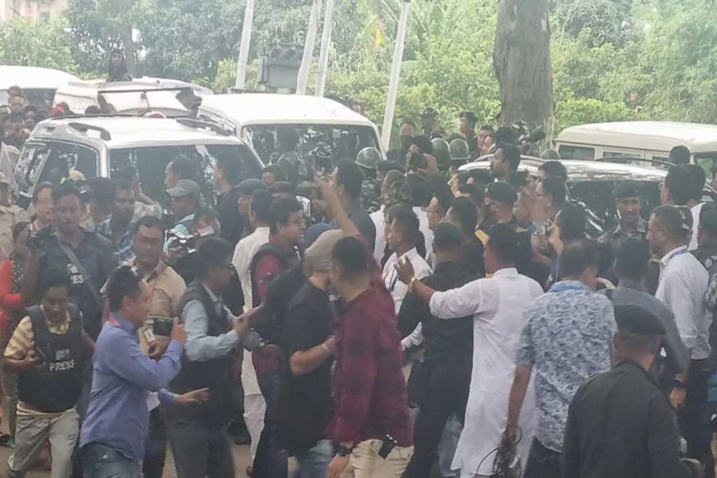 ताफा अडवल्यावर राहुल गांधी हेलिकॉप्टरने मणिपूरच्या चुरचंदपूरला पोहचले!