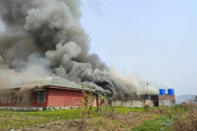 मणिपूरमधील हिंसाचार चिघळला; दंगलखोरांनी शाळा पेटवली