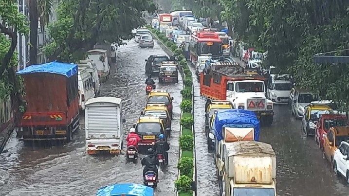 मुंबईला पावसाने झोडपले, चर्चगेट जलमय, उपनगरात दमदार