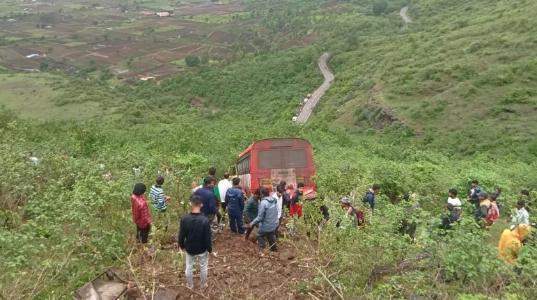 सप्तशृंगी गडावरून बस ४०० फूट दरीत कोसळली