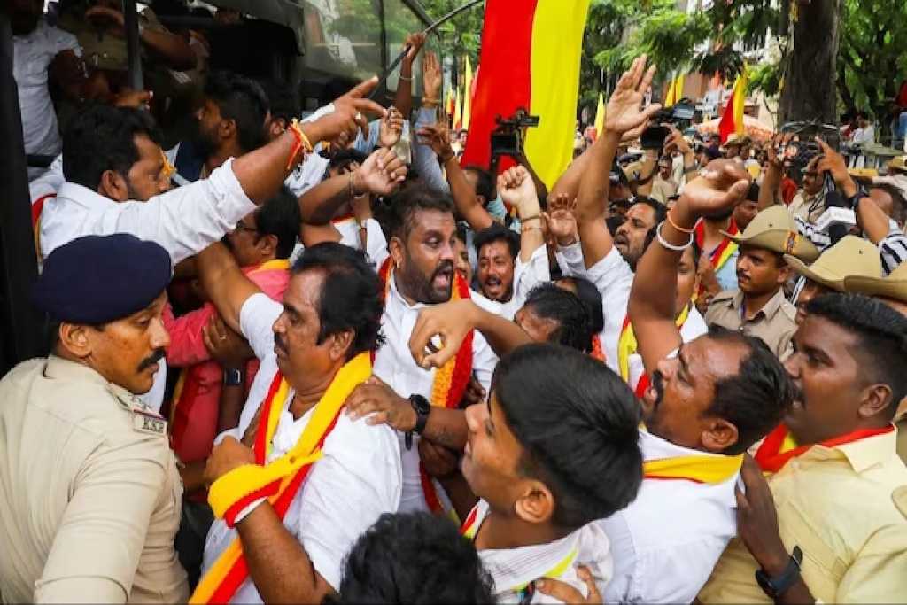 कर्नाटकला टाळे!