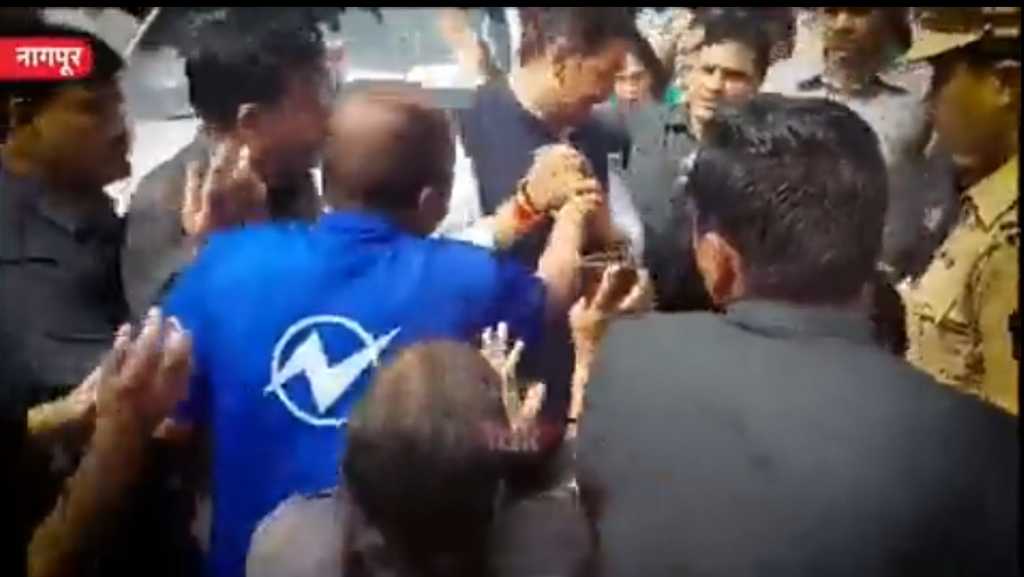 उद्धव ठाकरे आणि काँग्रेस सध्या ‘ट्रोलिंग गँग’चे काम करत आहेत !