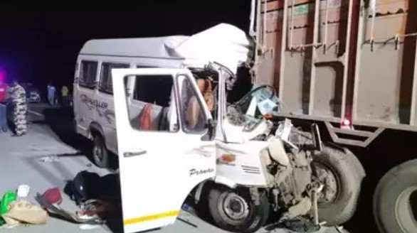 समृद्धी महामार्गावर बस आणि ट्रकच्या अपघातात १२ जणांचा मृत्यू