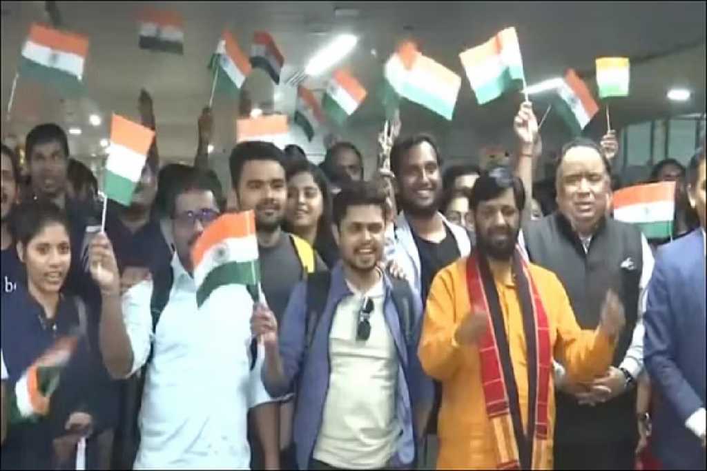 ऑपरेशन अजय : इस्रायलमधून १९७ भारतीय सुखरूप दिल्लीत!