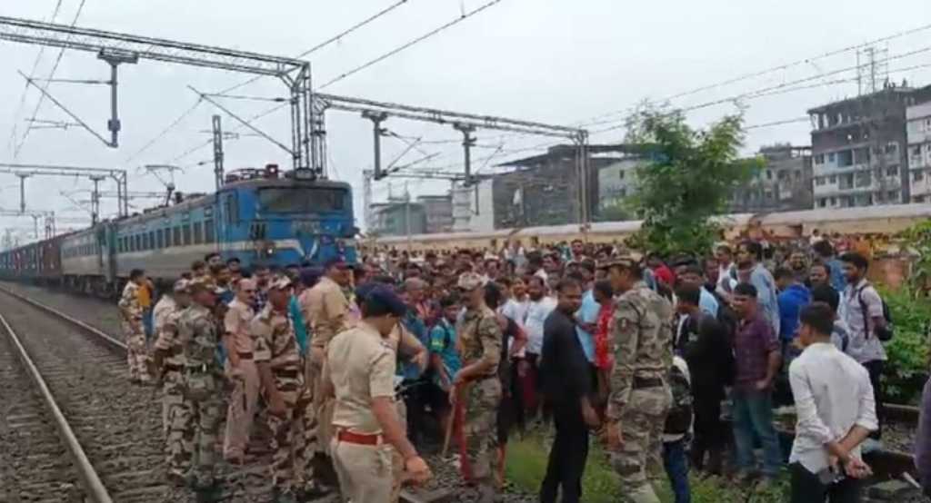 कोकण रेल्वेचे वेळापत्रक कोलमडले, संतप्त प्रवाशांचा दिवा स्थानकात रेल रोको