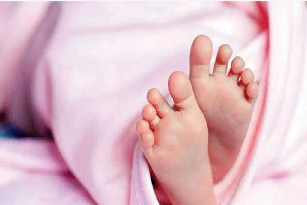 लिफ्टसाठी १८व्या मजल्यावर बनवलेल्या खड्ड्याजवळ शौचास बसला आणि तोल गेला