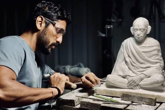 दररोज १८ तास काम करून घडवली रामाची मूर्ती