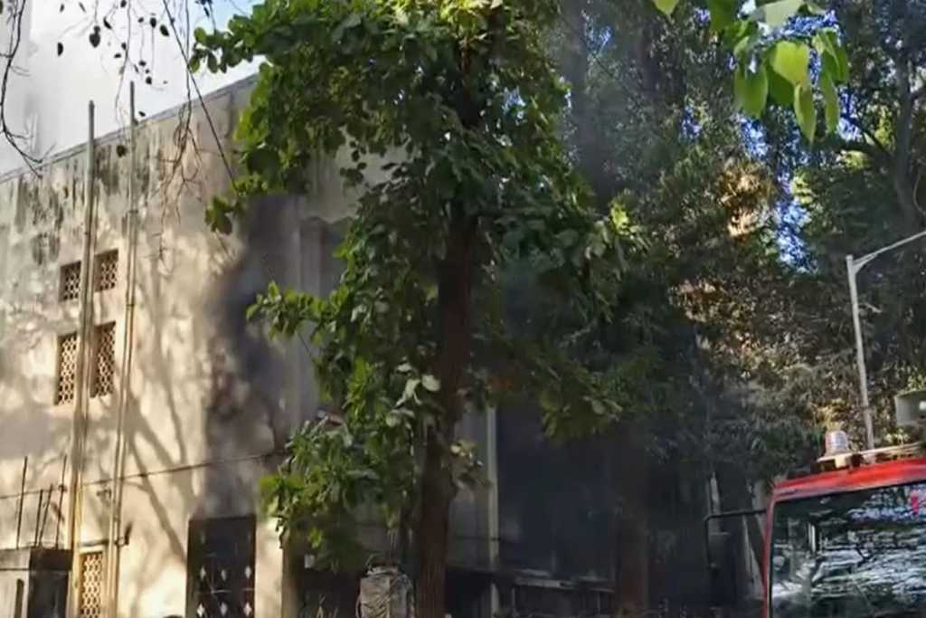 मुंबई- काळाचौकी परिसरातील पालिकेच्या शाळेत सिलेंडर्सचा स्फोट!