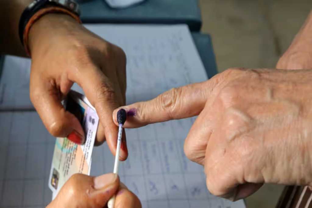 बोटावरील शाई पुसणे हा गुन्हा!