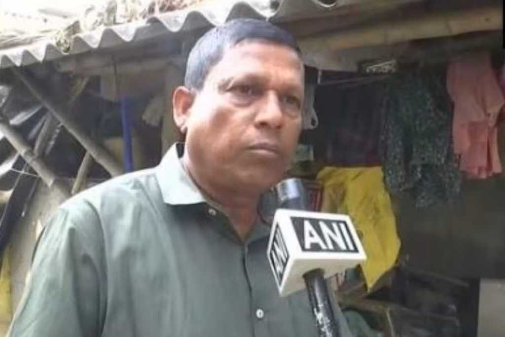 आधी ग्रामस्थांकडून चपलेने मार, नंतर तृणमूलचा नेता पोलिसांच्या ताब्यात!