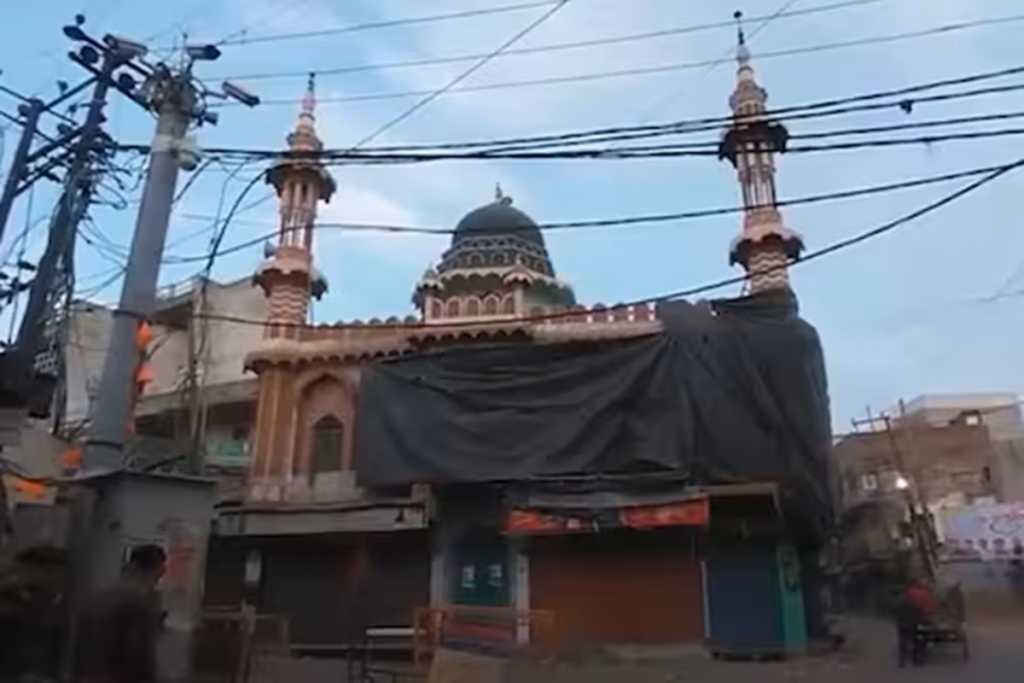 अलीगड, संभलमधील मशिदी ताडपत्रीने झाकल्या!